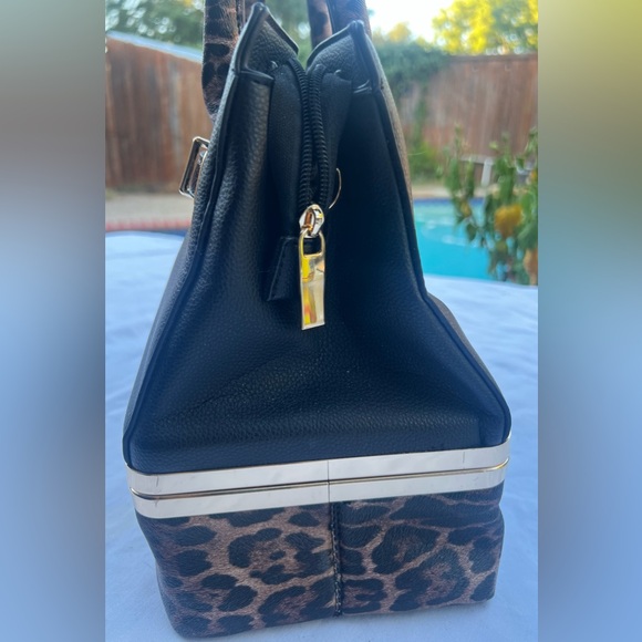 Elegant Black and Leopard Print Handbag & Wallet Set - Picture 4 of 15
